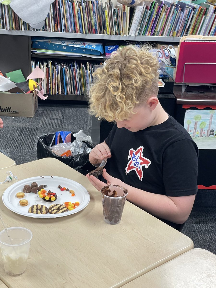 CPElem's tweet photo. Mrs. Lock’s class completed their Immigration projects and candy Thanksgiving Creations yesterday! https://t.co/226e3sD5c3