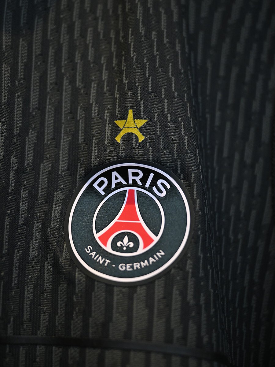 Avec notre nouveau maillot Fourth ! ⬛️

➡️ store.psg.fr/fr/c-17686-fou…

#PSGTOT I <a href="/ChampionsLeague/">UEFA Champions League</a>
