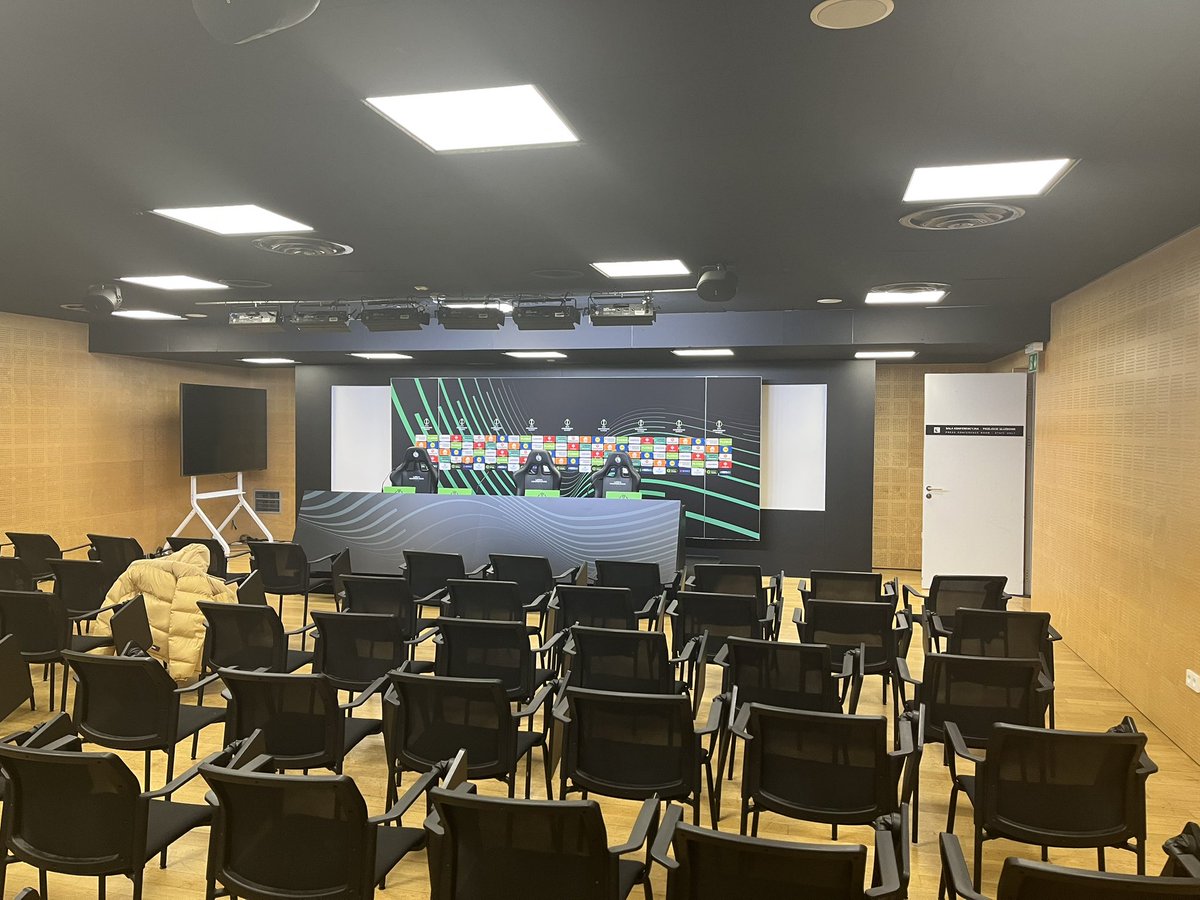 Na Stadionu Wojska Polskiego za chvíli začne tisková konference před zítřejším zápasem.