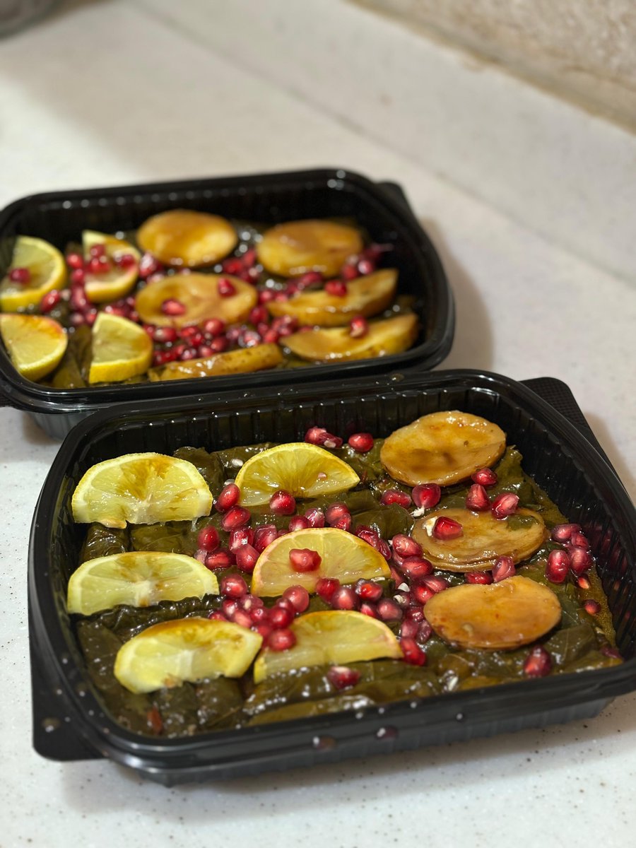 اسمعوني اسمعوني 
امي تسوي الذ ورق عنب بالرياض بشهاده الجميع لو انزل كلامهم ماخلصت الا بكره ومظلوم جدا  
واليوم مسويه عرض علشان الاجازه
 
الورق عنب بريال
المحاشي ب 3 ريال للحبه 
وفيه عندها الملفوف 

المهم احتاج دعمكم جدا وهذا رقمها والله لذيذ على مسؤوليتي اذا ماعجبكم بلكوني

وهذا