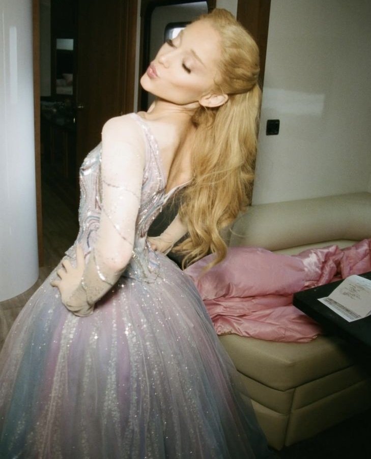 iagoxbuteraa's tweet photo. glinda’s blue dress is LITERALLY THE SAME as princess odete’s. https://t.co/wQK0760svT
