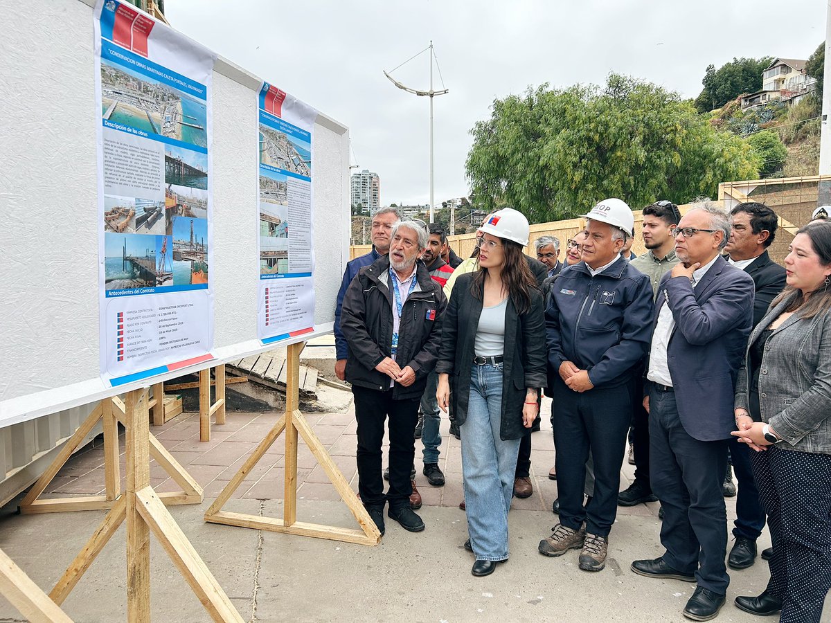 🔴 #AHORA | El subsecretario del <a href="/mop_chile/">Ministerio de Obras Públicas🇨🇱</a>, Danilo Núñez Izquierdo, junto a la ministra <a href="/voceriagobierno/">Vocería de Gobierno de Chile</a>, Camila Vallejo, y autoridades locales, realizan la inauguración de las obras marítimas y primera piedra de obras terrestres de Caleta Portales, en la región de Valparaíso.