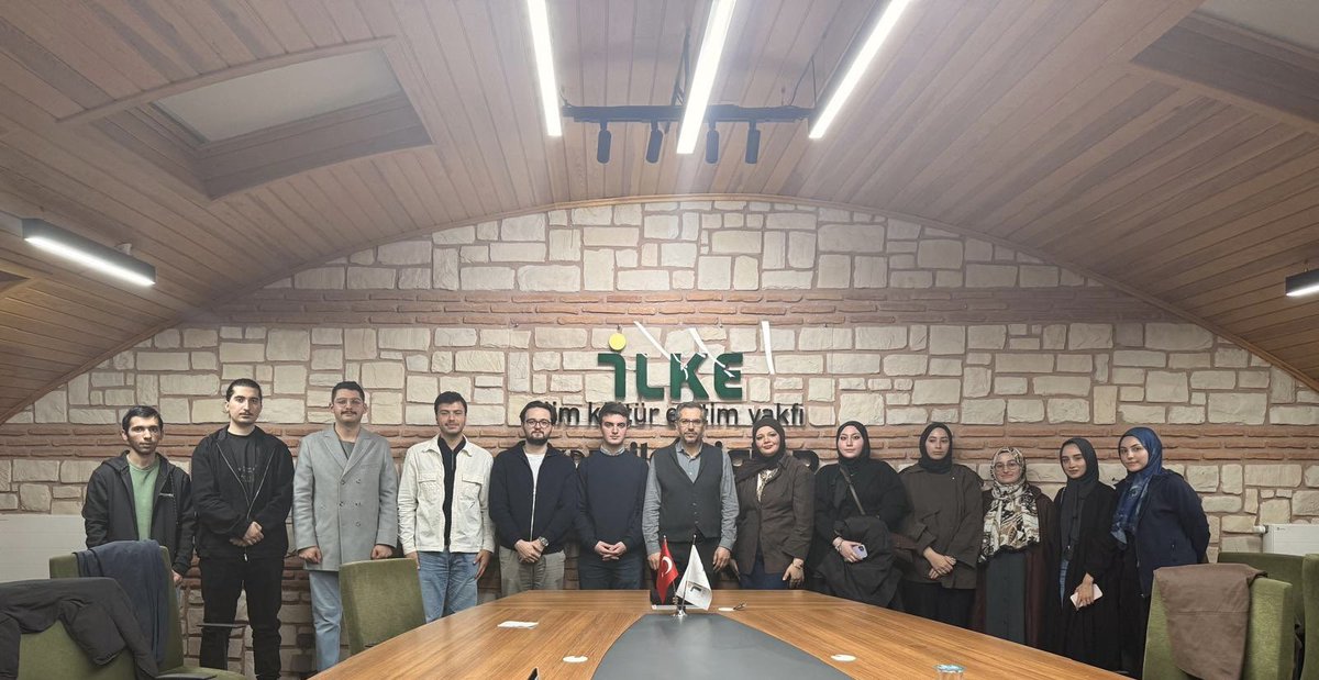 Marmara Üniversitesi Hukuk Fakültesinde faaliyet gösteren Marmara İstikamet Kulübünden genç hukukçu adaylarıyla bir araya geldik. 

“İlkeli Hukukçuluk” üzerine hasbihal edip mesleğe dair meselelerimizi konuştuk. Ziyaretleri nedeniyle kendilerine teşekkür ederim. 
<a href="/maristikamet/">Marmara İstikamet Kulübü</a>