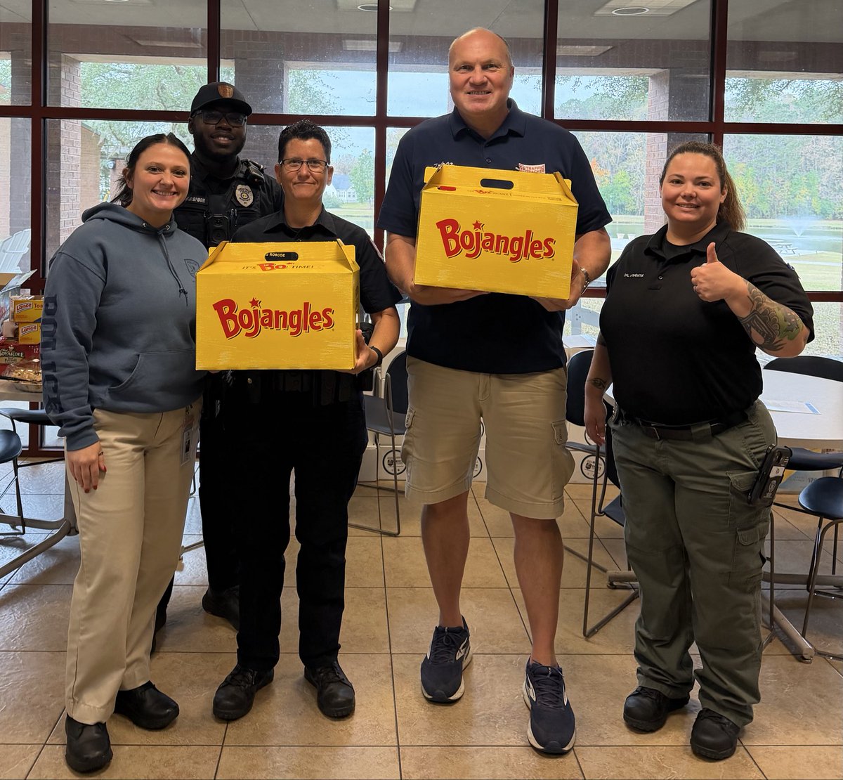 It’s “Lunch 4 First Responders” with the Goose Creek Police Department! <a href="/Bojangles/">Bojangles</a> and <a href="/ABCNews4/">ABC News 4</a> THANK YOU for your service to the community. Please enjoy lunch on us, be safe out there and HAPPY THANKSGIVING! 
🛣️🚙🍗🥤🙂