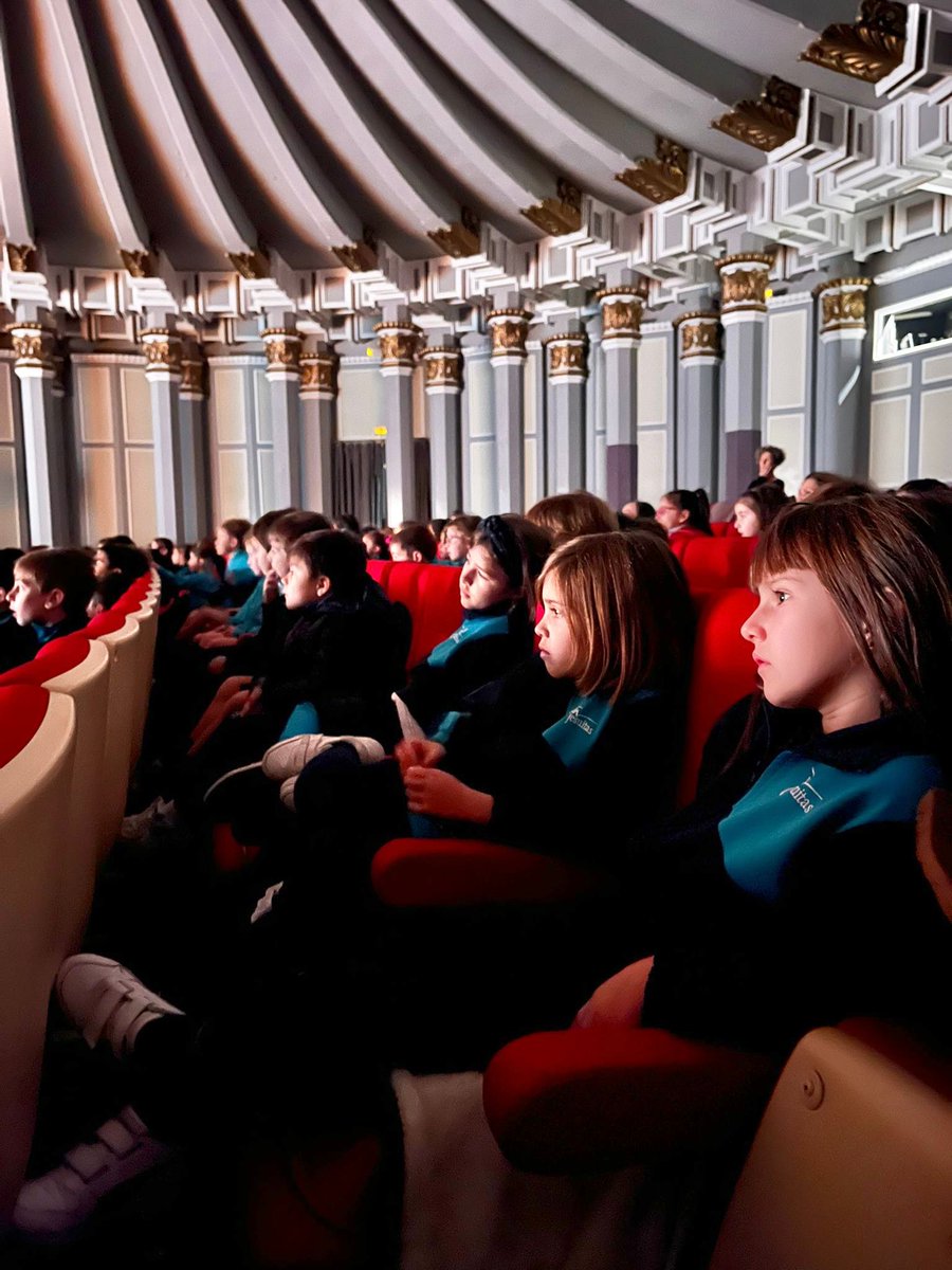 Esta mañá, o alumnado de 1° e 2° de Educación Primaria asistiu á representación “A galiña azul” , unha proposta de artes escénicas na oferta didáctica da Fundación ABANCA con valores tan importantes como a diversidade e a solidariedade. 🎭🎭