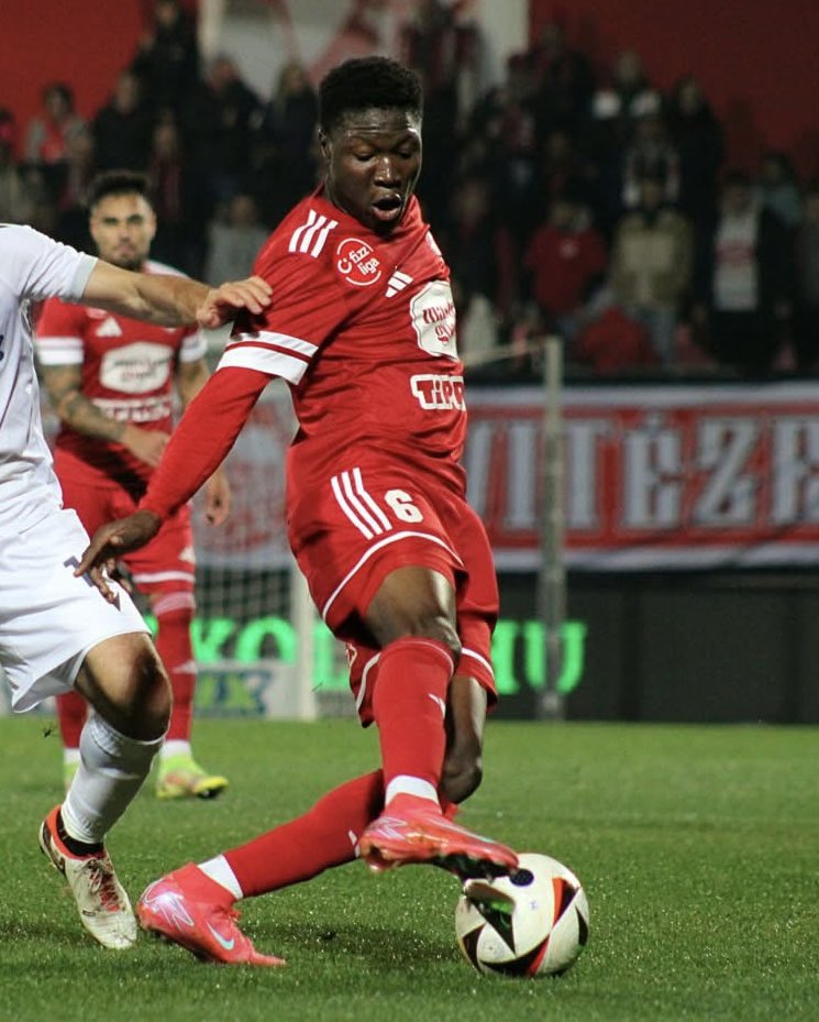 BenBocsak's tweet image. 🇳🇬 Whoever signs Ridwan Popoola from the Hungarian league will be getting a gem. 

A deep-lying midfield destroyer who covers a lot of ground and is very good at disrupting the opposition’s flow. 

At 19 years old, he reads the game well and is very alert and quick to react to…