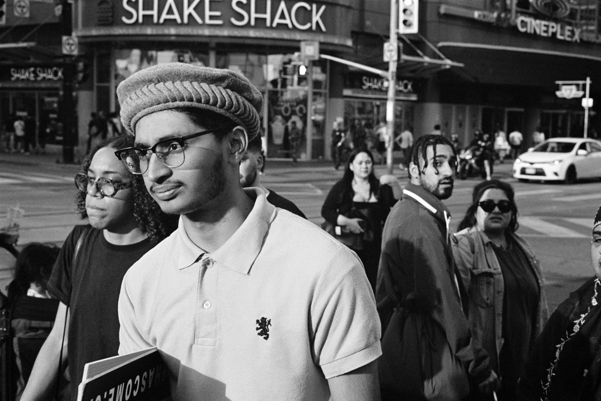 thekarledwards's tweet image. Caught looking at Yonge and Dundas in Toronto, October 2025. #hp5 #filmphotography #summicron #50mm #leicamp