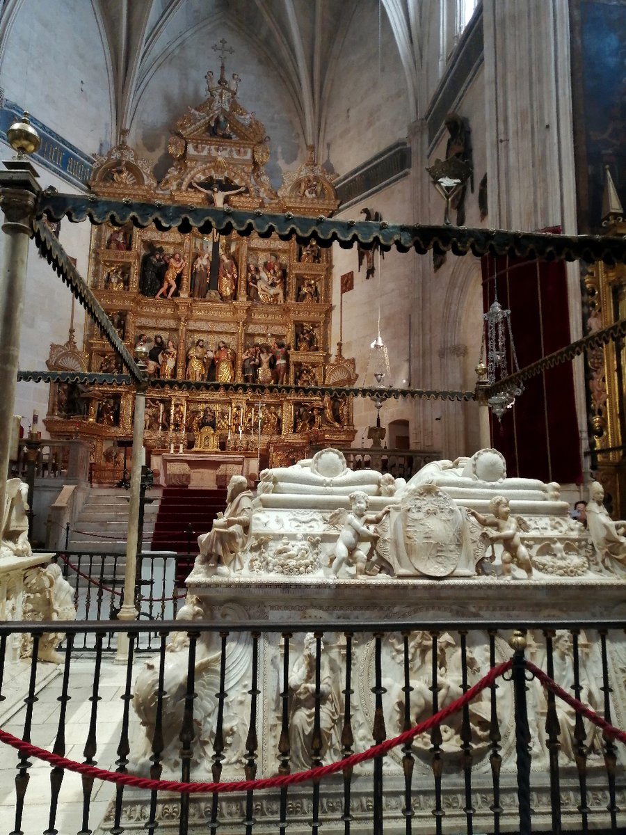 GestasdeEspaNa's tweet image. La reina Isabel la Católica quería que su tumba fuera sencilla, a ras de suelo y sin decoración. Sin embargo, después de su muerte, su esposo Fernando decidió encargar para los dos un suntuoso sepulcro en mármol al artista italiano Domenico Fancelli.