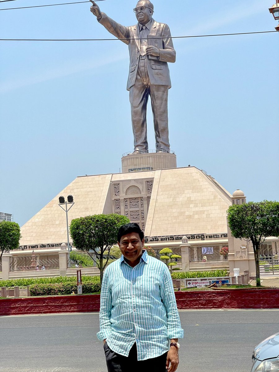 YSRDist_RameshR's tweet image. దేశ ప్రజలకు స్వేచ్ఛ, సమానత్వం అందిస్తూ రూపొందించిన రాజ్యాంగాన్ని గౌరవిస్తూ.. భాద్యత గల పౌరులుగా మెలుగుదాం.. అందరికీ భారత రాజ్యాంగ దినోత్సవ శుభాకాంక్షలు…
#IndianConstitutionDay 
#YSRCP