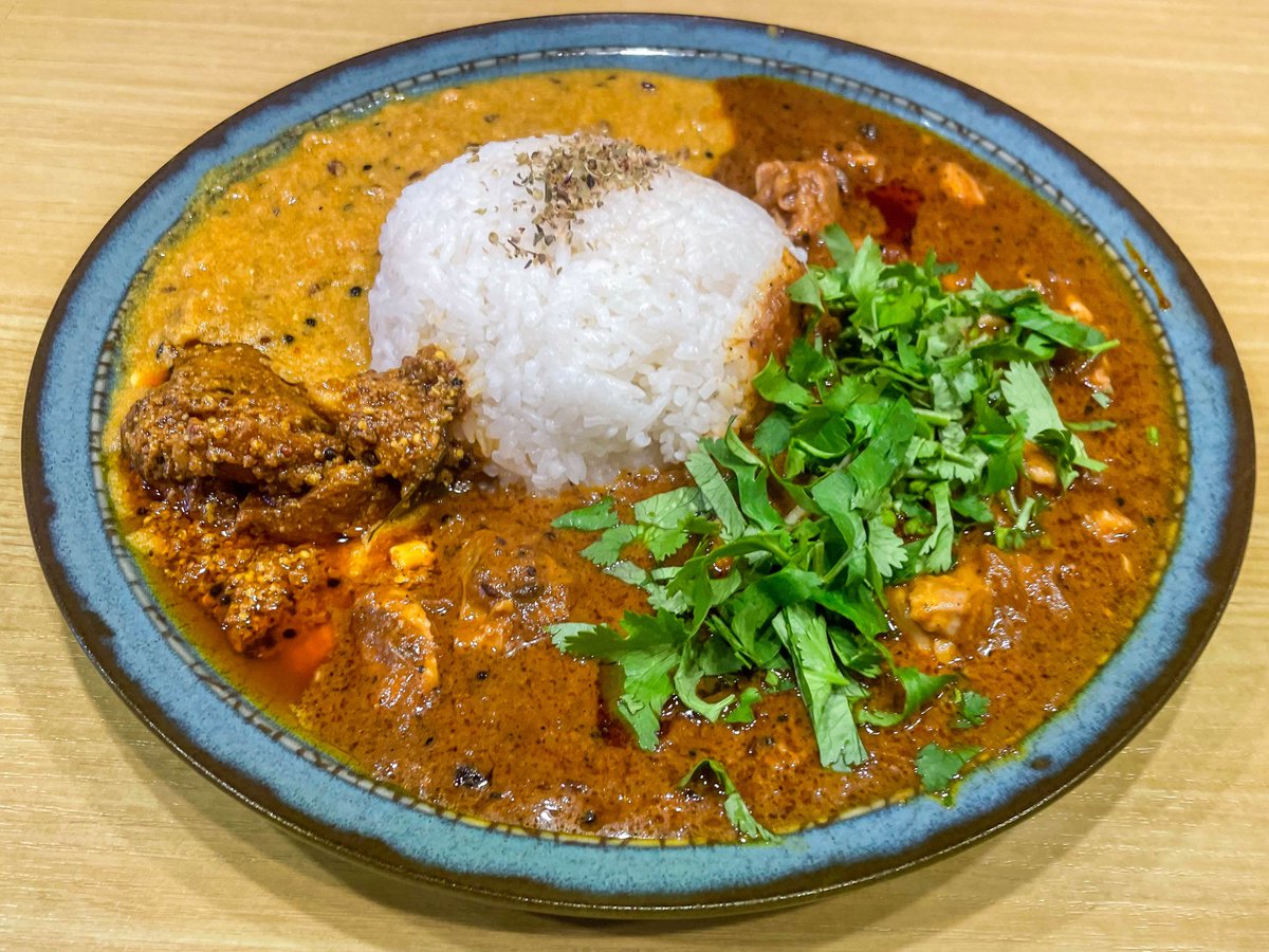 25curry クロロ@稲田堤

カレープレート（+諸々のTPと感想はリプに）

六等星@稲田堤さんの水曜日の間借り営業のカレー店。クロロさんとは以前に仕事でご一緒することがあり、行きます！と言ってはいたものの、やっと初訪問。

カレーは様々なスパイスが華麗に舞い、旨みとコクが深く激ウマ💯 大満足‼️