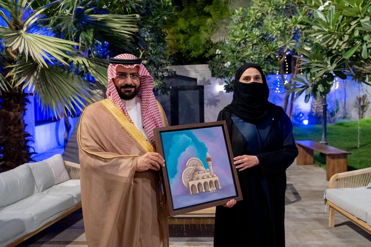 برعاية كريمة من صاحب السمو الملكي الأمير #سعود_بن_طلال بن بدر محافظ #الأحساء، سعدت اليوم الأربعاء بافتتاح معرض "بين بُعدين" للمصورة التعبيرية أماني العرفج في دار نورة الموسى، مؤكدًا حرص واهتمام سموّه المستمر بدعم الحراك الثقافي والفني في المحافظة، مقدمًا شكري للقائمين على دار