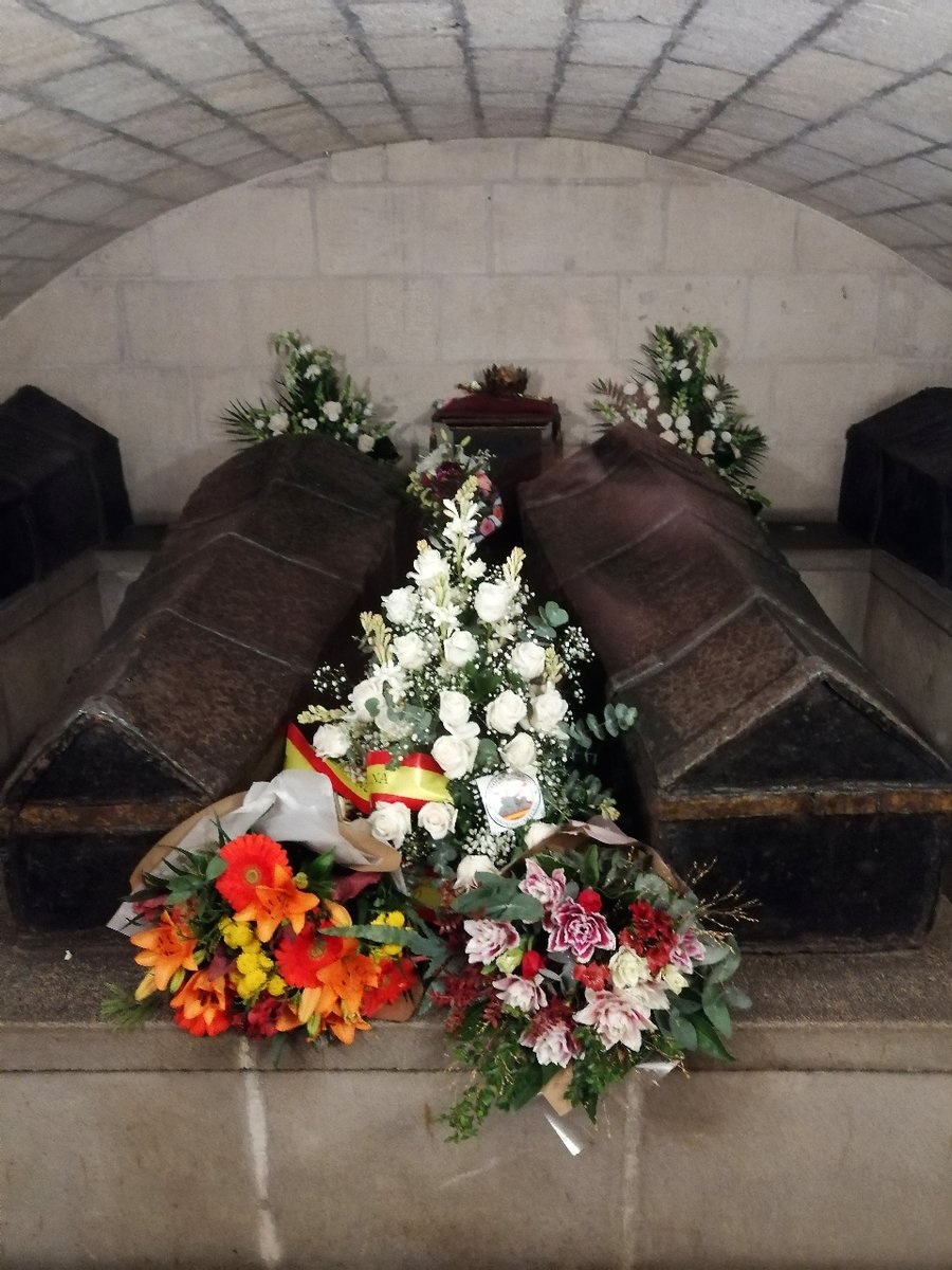 GestasdeEspaNa's tweet image. La reina Isabel la Católica quería que su tumba fuera sencilla, a ras de suelo y sin decoración. Sin embargo, después de su muerte, su esposo Fernando decidió encargar para los dos un suntuoso sepulcro en mármol al artista italiano Domenico Fancelli.