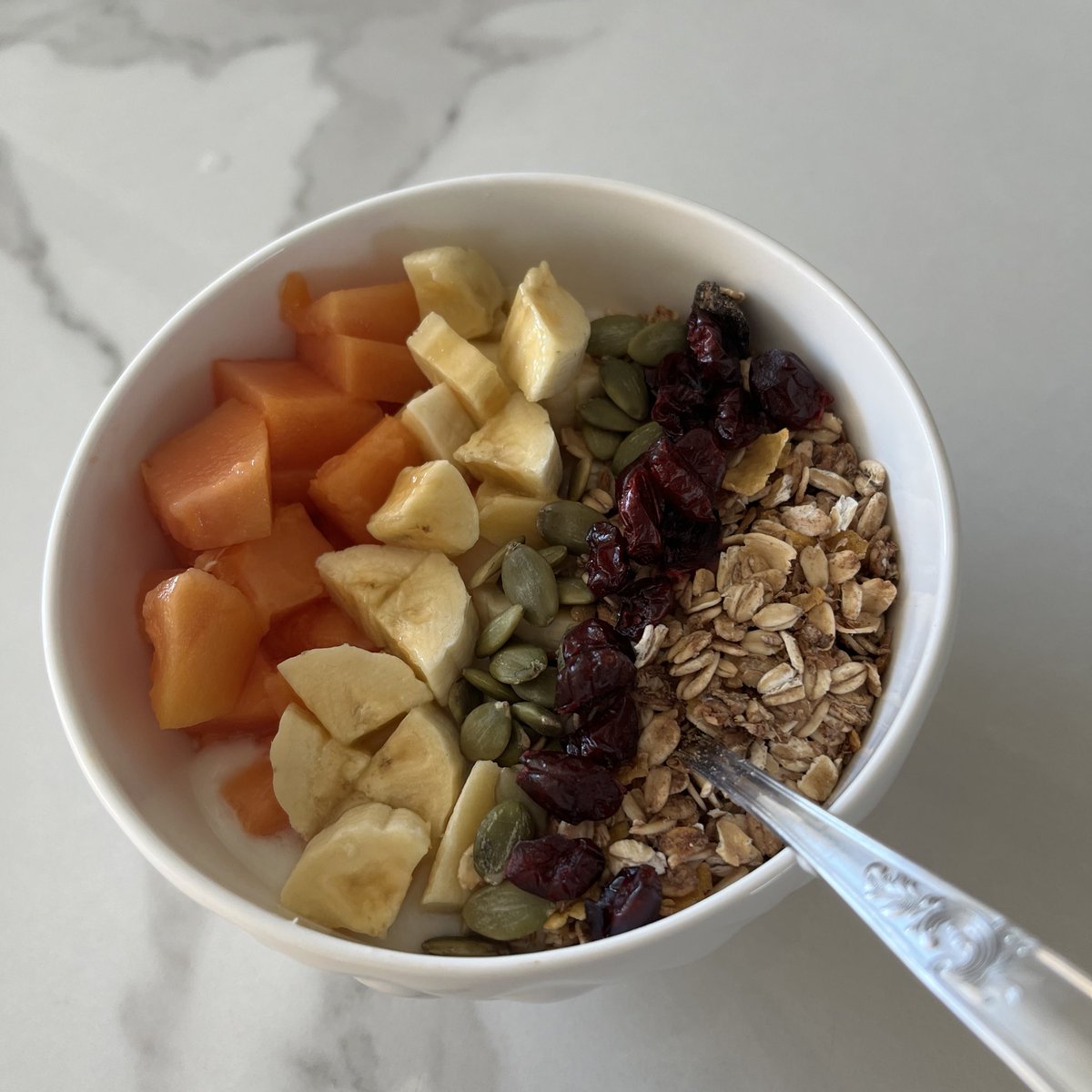 NFnix10kg's tweet photo. sou viciada em frutas com iogurte vcs? https://t.co/LlpAnLE5kn