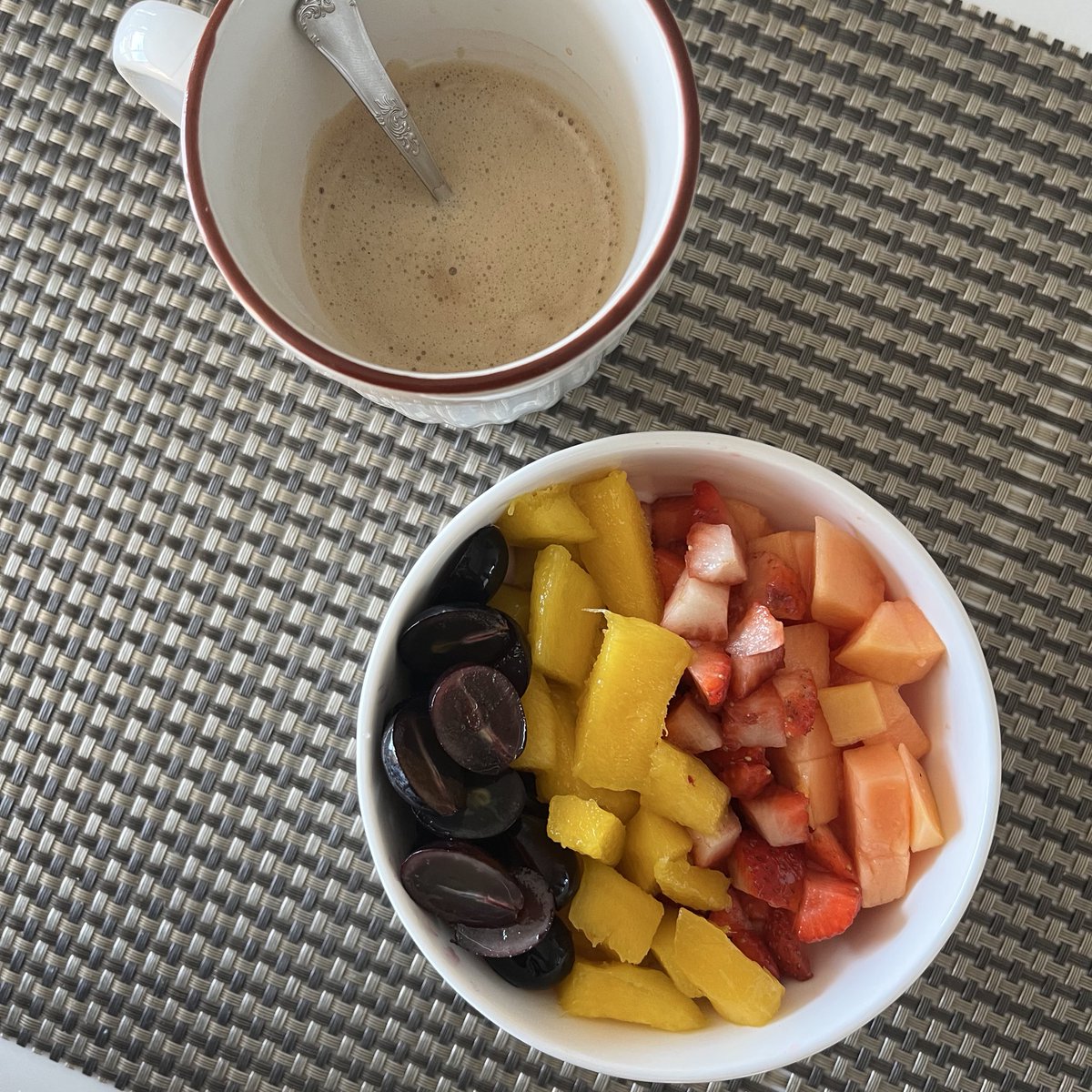 NFnix10kg's tweet photo. sou viciada em frutas com iogurte vcs? https://t.co/LlpAnLE5kn