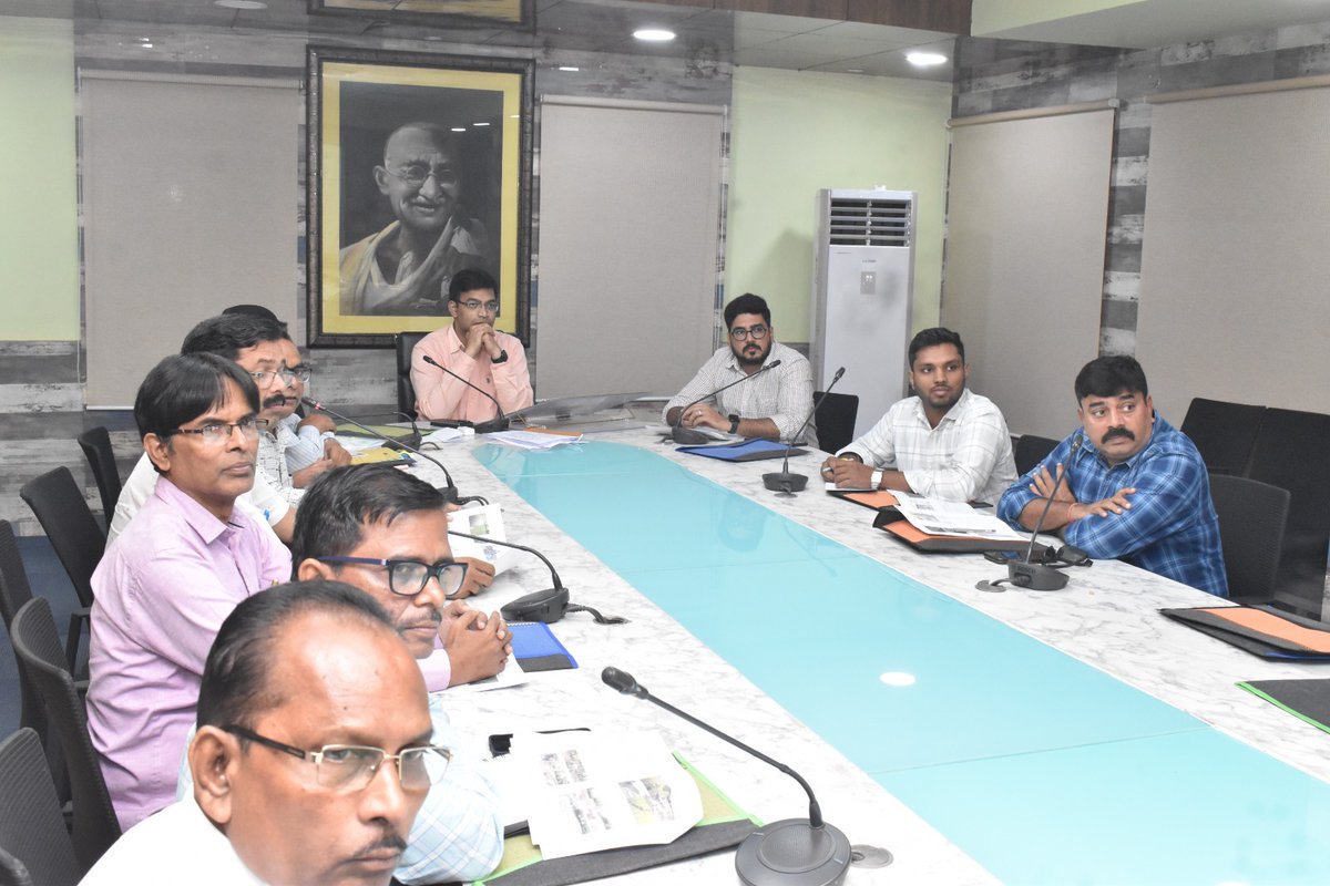 Ganjam_Admin's tweet image. ଗଞ୍ଜାମ, ଜିଲ୍ଲାପାଳଙ୍କ ଅଧ୍ୟକ୍ଷତାରେ ECRICC ପ୍ରକଳ୍ପ ସମ୍ବନ୍ଧିତ ଜିଲ୍ଲା ସ୍ତରୀୟ ସମନ୍ୱୟ ସମିତି ବୈଠକ ଅନୁଷ୍ଠିତ ହୋଇଥିଲା। ବୈଠକରେ ସମ୍ପୃକ୍ତ ବିଭାଗୀୟ ଅଧିକାରୀମାନେ ଉପସ୍ଥିତ ଥିଲେ। ବୈଠକରେ ପ୍ରକଳ୍ପର ଅଗ୍ରଗତି, ଚାଲୁଥିବା କାମ, ଏବଂ ଭବିଷ୍ୟତ କାର୍ଯ୍ୟପଦ୍ଧତି ସମ୍ପର୍କରେ ଆଲୋଚନା କରାଯଇଛି।
@CMO_Odisha 
@IPR_Odisha