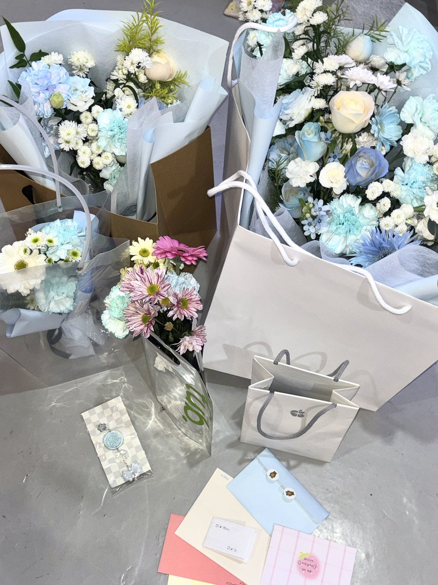 TSFR_MITSU's tweet image. 251125 †昇天† 🪽❄️

지금까지 텐시후로 용기의 천사 담당 미츠였습니다! 마지막까지 함께해주셔서 감사합니다!!!

토세 졸업 추카해 🪻