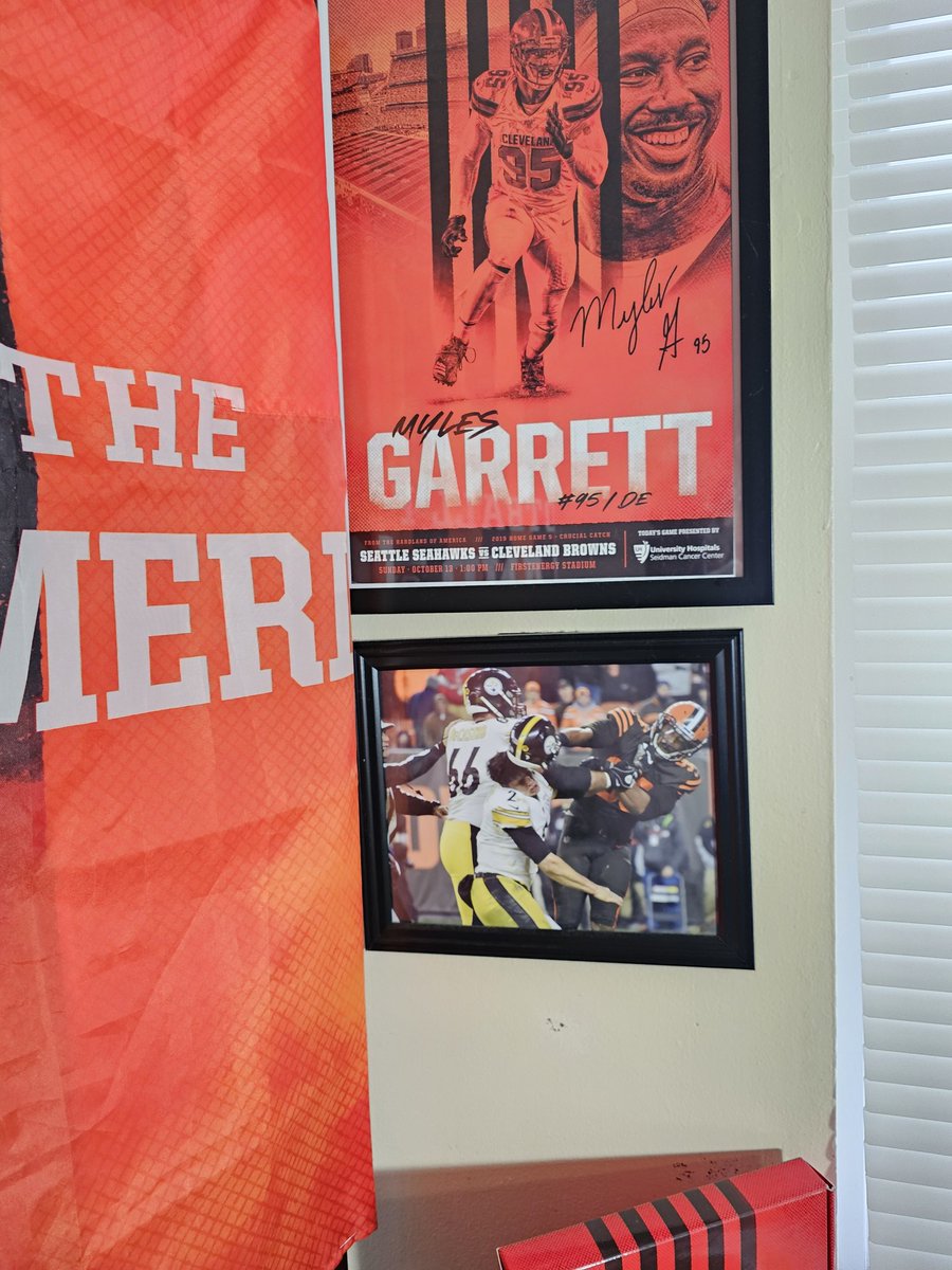 Firstlady_888's tweet image. I didn't forget! I brought the picture, had it framed, and hung it is my home office! #DawgPound #dpow #nfl @Flash_Garrett