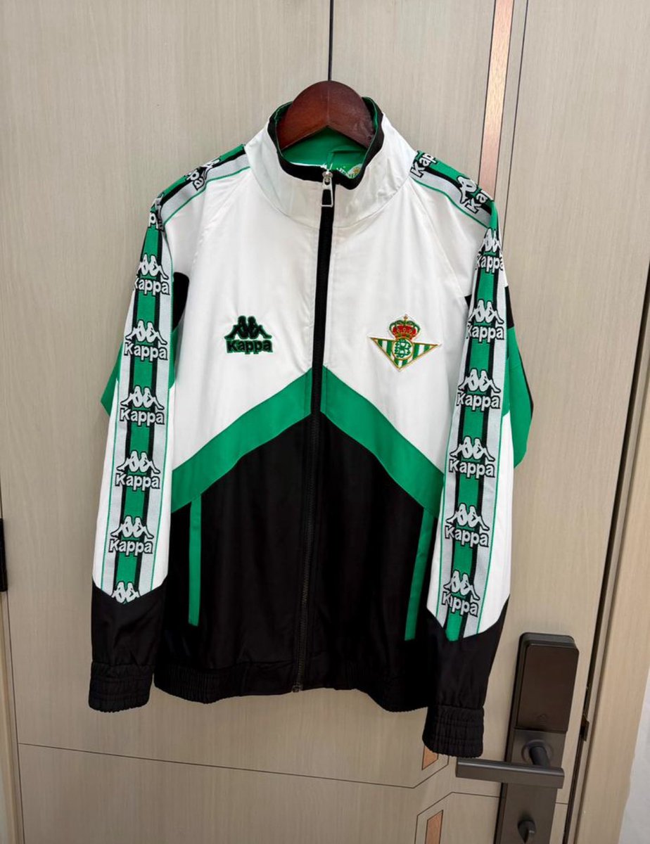 𝙋𝙊𝙍𝙍𝘼 𝘿𝙀 ‘𝙀𝙇 𝙂𝙍𝘼𝙉 𝘿𝙀𝙍𝘽𝙄’.

¡¡¡Regalamos una sudadera retro de Sevilla o Betis!!!

Sorteamos una de estas sudaderas entre todos los que acierten el resultado exacto y goleadores de #ElGranDerbi 

🔴 Síguenos. 
⚪️ Haz RT.
🟢 Comenta con resultado y goleadores.