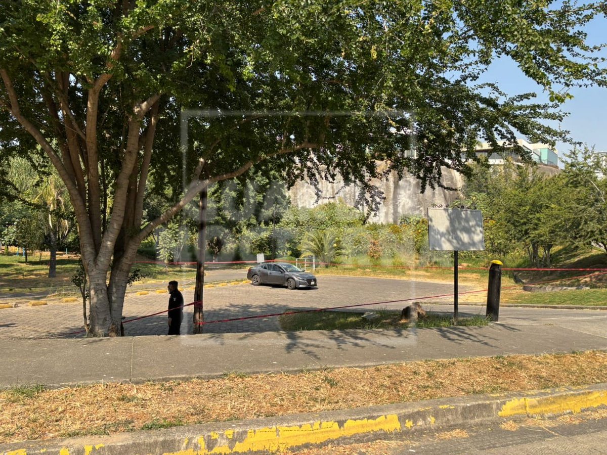 GNocturnaMX's tweet image. #Preliminar 🚔 Se registra una movilización de autoridades en las inmediaciones del Parque Hundido Virreyes, en la zona de Paseo de los Virreyes de Zapopan 

Trasciende que dos elementos de la Secretaría de Seguridad Ciudadana habrían sido privados de la libertad en esta zona. Al…
