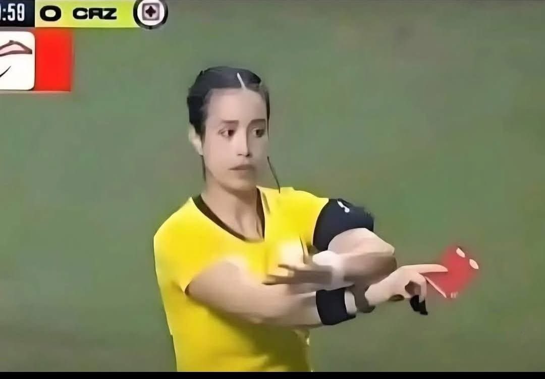 La árbitro Katia Itzel, después de expulsar a un jugador, revisó el VAR y anuló su decisión. 

Fué un momento histórico, pues por primera vez, una mujer reconoció su error públicamente.