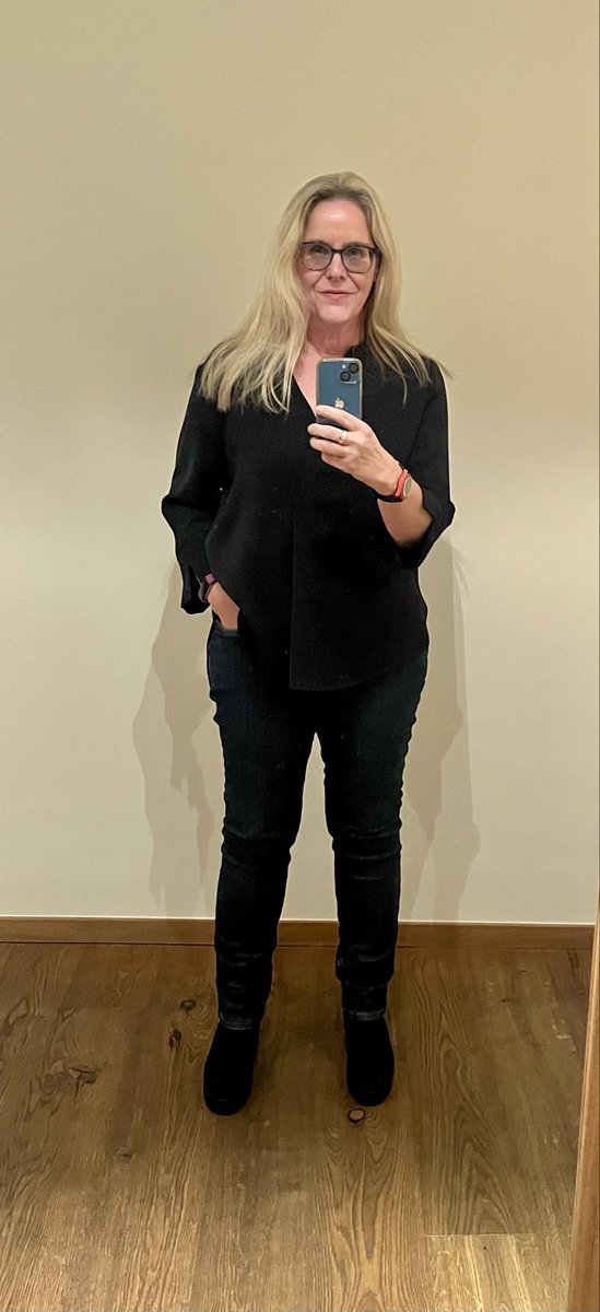 Als ich das letzte Mal hier in diesem Hotel zum Essen gegangen bin, hatte ich sicher 15-20 Kilo mehr drauf.
Aktuell bin ich sehr im Reinen mit mit mir und meiner Figur.