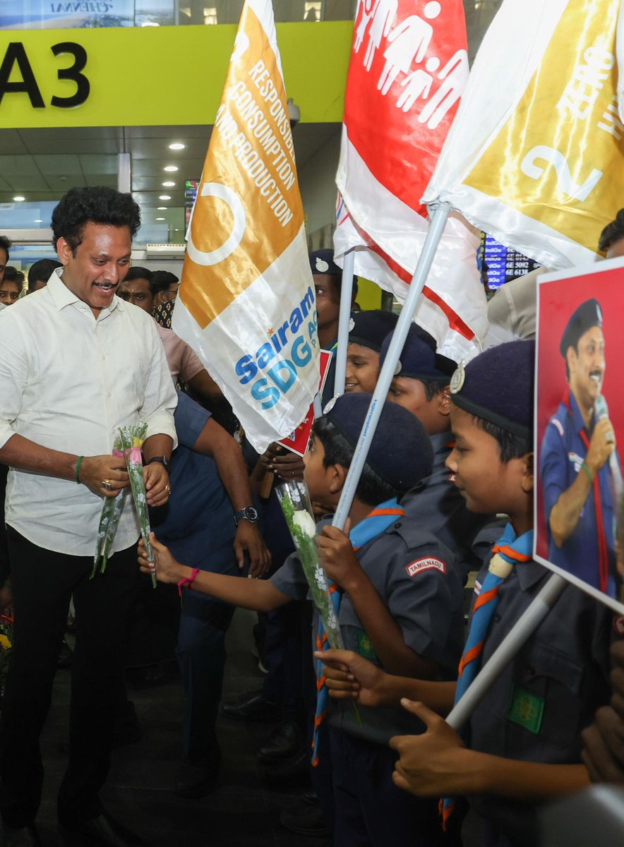 Anbil_Mahesh's tweet image. “வெள்ளி யானை” விருது பெற்று திரும்பியவுடன் சென்னை விமான நிலையத்தில் உற்சாக வரவேற்பளித்த மாணவச் செல்வங்களுக்கும், சாரணர்களுக்கும் நெஞ்சார்ந்த நன்றி 💙

@bsgnhq
#DiamondJubileeJamboree2025
#19thNationalJamboree
#SilverElephant