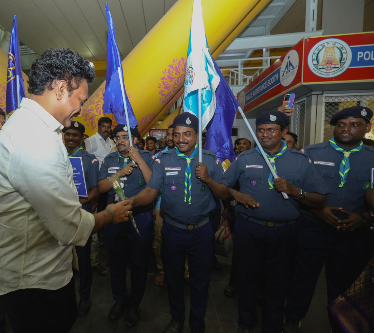 Anbil_Mahesh's tweet image. “வெள்ளி யானை” விருது பெற்று திரும்பியவுடன் சென்னை விமான நிலையத்தில் உற்சாக வரவேற்பளித்த மாணவச் செல்வங்களுக்கும், சாரணர்களுக்கும் நெஞ்சார்ந்த நன்றி 💙

@bsgnhq
#DiamondJubileeJamboree2025
#19thNationalJamboree
#SilverElephant