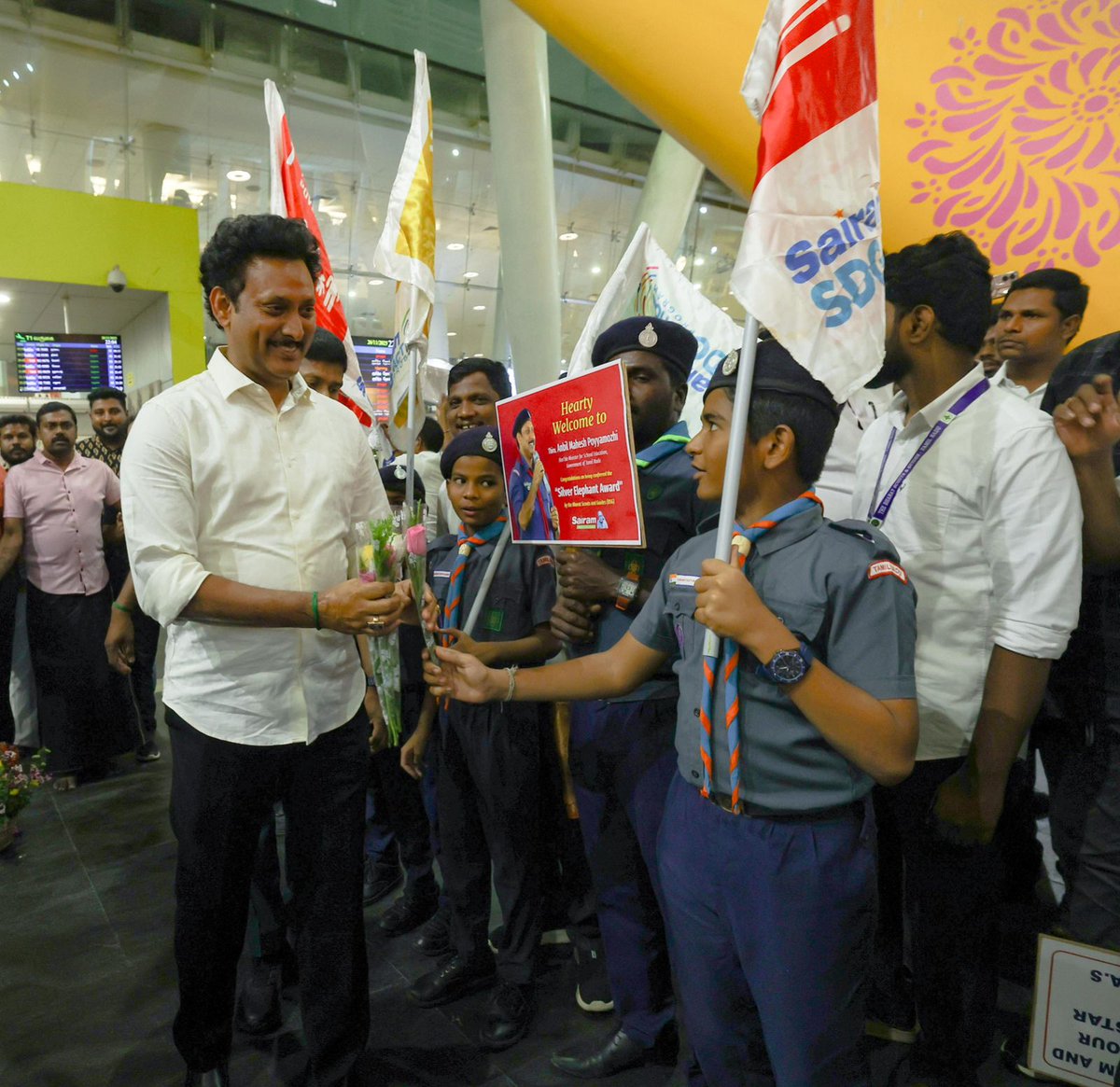 Anbil_Mahesh's tweet image. “வெள்ளி யானை” விருது பெற்று திரும்பியவுடன் சென்னை விமான நிலையத்தில் உற்சாக வரவேற்பளித்த மாணவச் செல்வங்களுக்கும், சாரணர்களுக்கும் நெஞ்சார்ந்த நன்றி 💙

@bsgnhq
#DiamondJubileeJamboree2025
#19thNationalJamboree
#SilverElephant