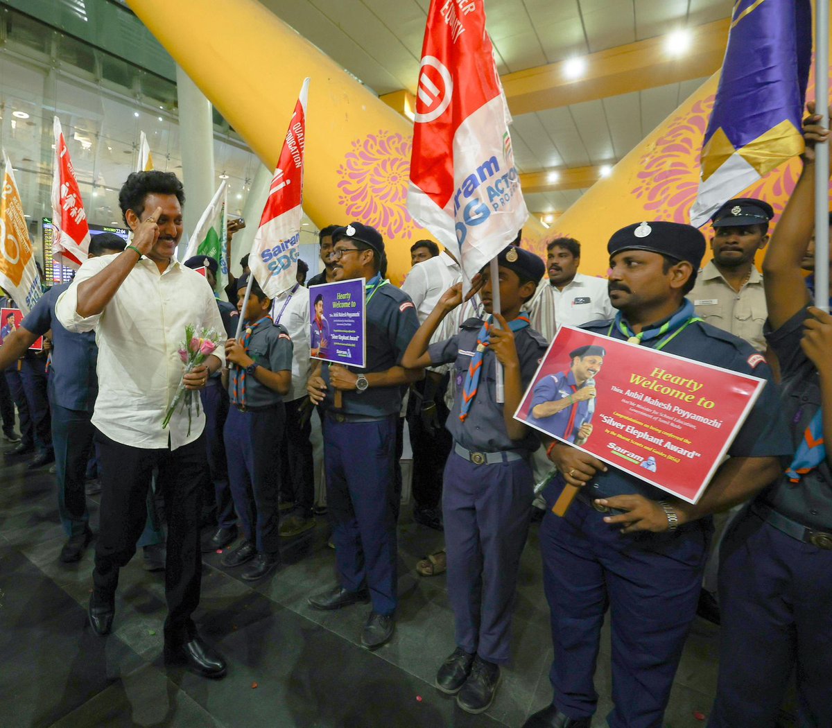 Anbil_Mahesh's tweet image. “வெள்ளி யானை” விருது பெற்று திரும்பியவுடன் சென்னை விமான நிலையத்தில் உற்சாக வரவேற்பளித்த மாணவச் செல்வங்களுக்கும், சாரணர்களுக்கும் நெஞ்சார்ந்த நன்றி 💙

@bsgnhq
#DiamondJubileeJamboree2025
#19thNationalJamboree
#SilverElephant