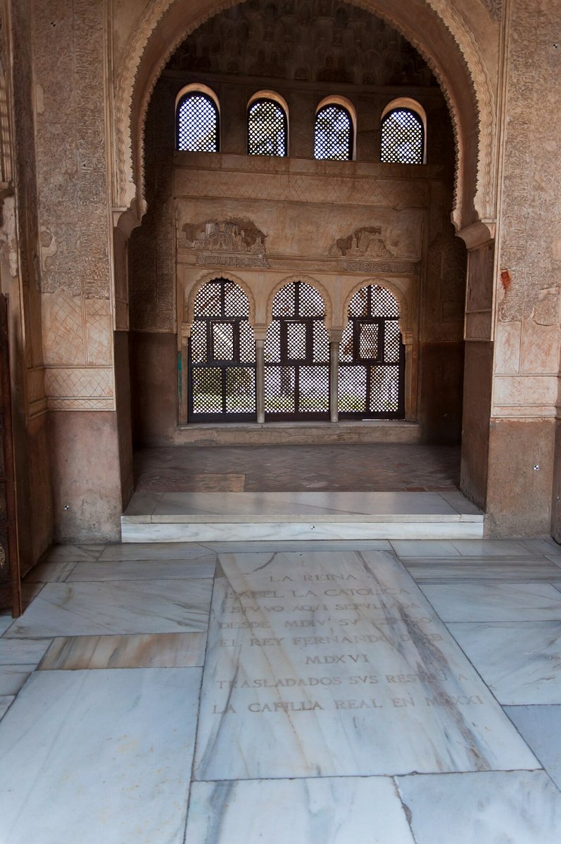 GestasdeEspaNa's tweet image. La reina Isabel la Católica quería que su tumba fuera sencilla, a ras de suelo y sin decoración. Sin embargo, después de su muerte, su esposo Fernando decidió encargar para los dos un suntuoso sepulcro en mármol al artista italiano Domenico Fancelli.