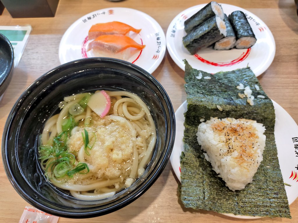 ebimayopeople's tweet photo. かっぱ寿司。
12月３日までかけうどんとおにぎりが平日90円なので行ってきました。
かけうどん 90円✕２
炙りおにぎり 90円✕２
サーモン 110円✕２
まぐろ 110円
ねぎとろ軍艦 110円
さくさくいか天 130円
なっとう巻 110円
お会計税込み1,040円。

おにぎりは焼きおにぎりみたいな味でおいしいです。 https://t.co/nO7XDcfYtl