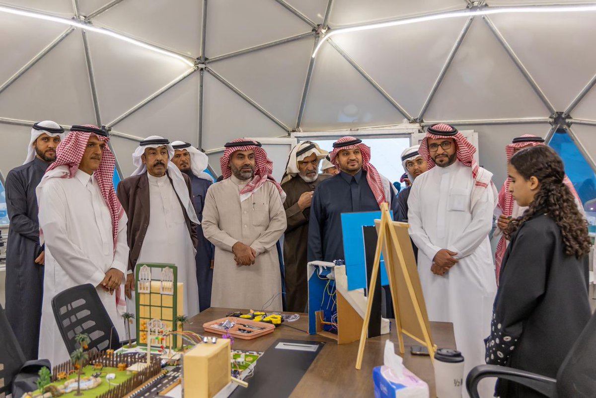 MOE_HHL's tweet image. التقى مدير عام #تعليم_حائل بسمو رئيس مجلس إدارة الجمعية السعودية لهواة اللاسلكي، خلال زيارته لمنارة حائل الفضائية، واطلع على مشاركة نادي فلك المبدعات بالمتوسطة الثامنة، كما تجوّل في مرافق المنارة وشاهد قبة الموهوبين التي تُعد بيئة محفّزة لتنمية البحث العلمي والاستكشاف.