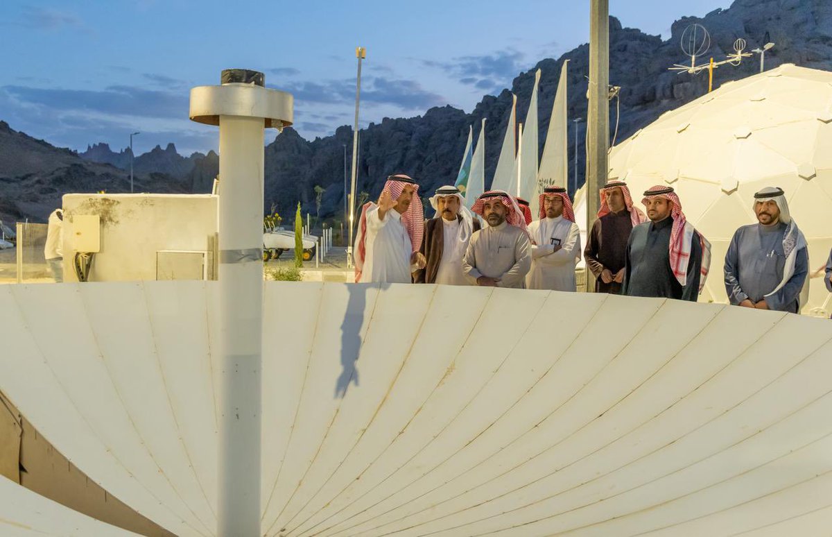 MOE_HHL's tweet image. التقى مدير عام #تعليم_حائل بسمو رئيس مجلس إدارة الجمعية السعودية لهواة اللاسلكي، خلال زيارته لمنارة حائل الفضائية، واطلع على مشاركة نادي فلك المبدعات بالمتوسطة الثامنة، كما تجوّل في مرافق المنارة وشاهد قبة الموهوبين التي تُعد بيئة محفّزة لتنمية البحث العلمي والاستكشاف.