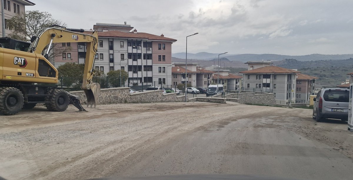 mozhankalac's tweet photo. @manisabsb @Maski_Manisa 
Akgedik Toki 2.Etap 2.Kısım'da bulunan fotoğraftaki yaklaşık 50 metrelik bölge son 5 yıldır ortalama olarak ayda bir defa kazılıp, tamir edilip yeniden asfalt atılıyor. Sizce de bu işte bir gariplik yok mu? Tekrar tekrar aynı iş maliyetli degilmi? https://t.co/lIBIN4ZejC