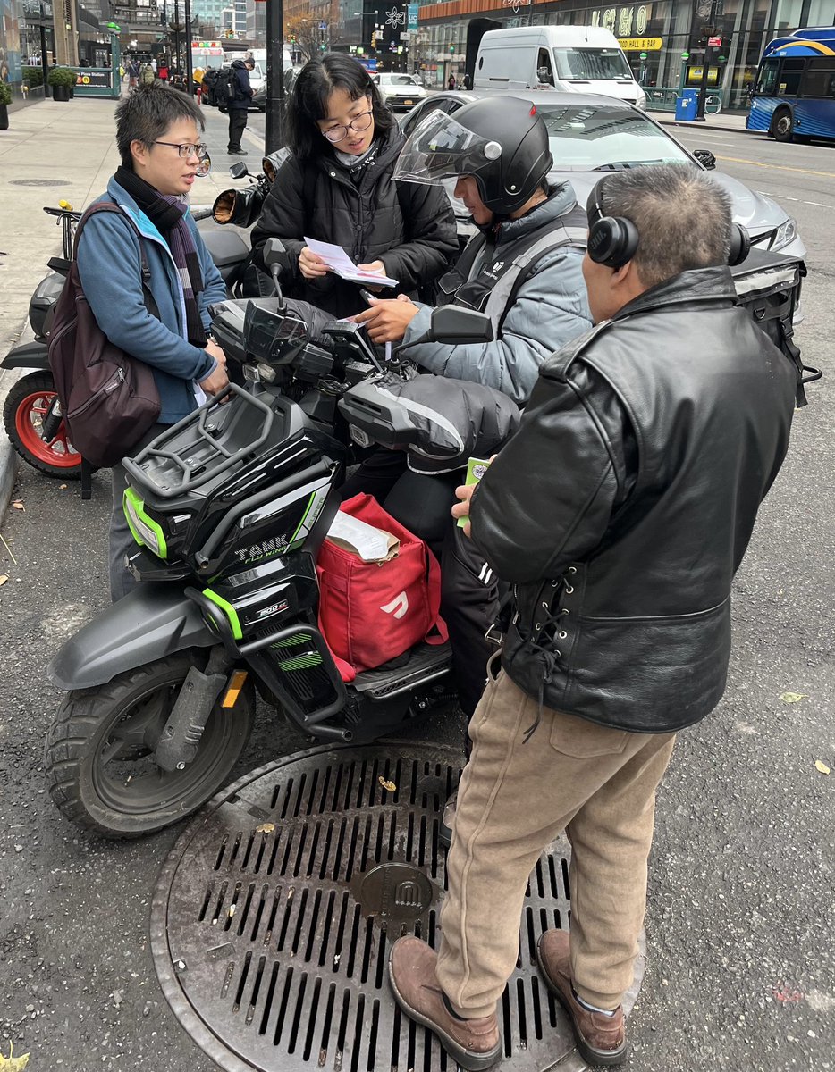 LosDeliveristas's tweet image. From yesterday’s Deliveristas Rally to @helloDCWP delivering $200K in checks to Relay workers, our momentum is unstoppable. 

✊🏽🔥 Today we hit the streets, share information immigrant &amp;amp; workers’ rights, build solidarity, and fight to win Intro 1332 for 80,000 Deliveristas. 🚲📦