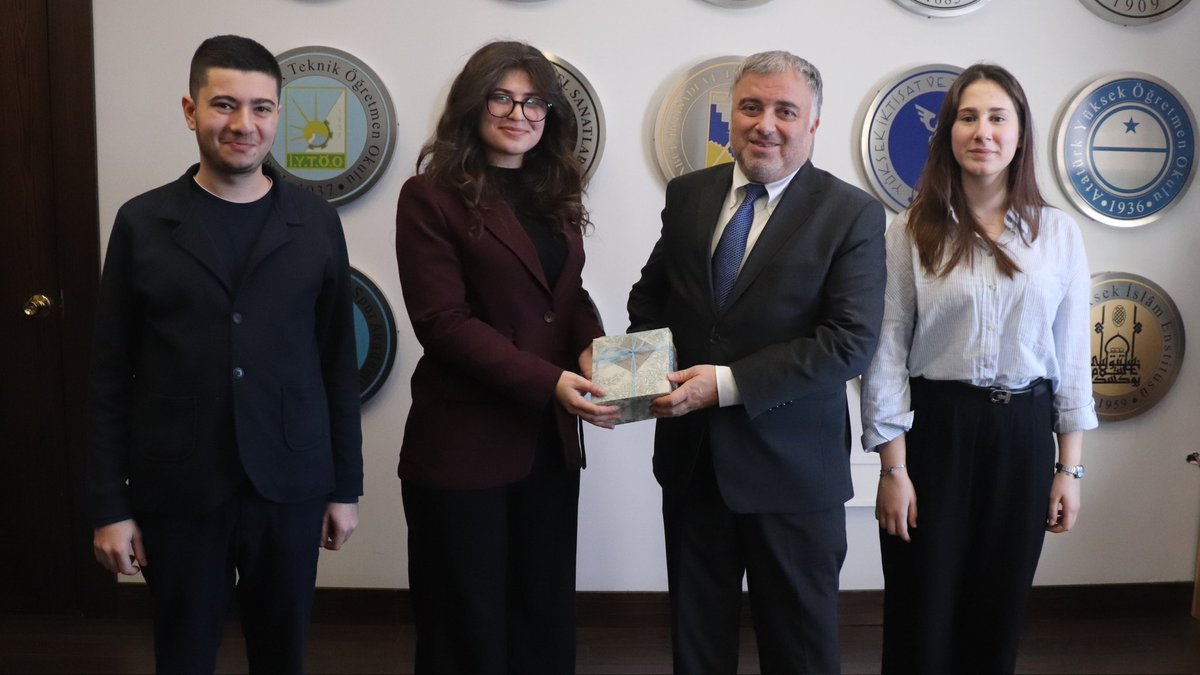 MarmarADK's tweet photo. Üniversitemizin Rektörü Sayın Mehmet Emin OKUR’u makamında ziyaret ettik. 

Gerçekleştirdiğimiz çalışmalar ile planladığımız etkinlikleri aktardık; yemekhane ve yurt sorunları başta olmak üzere üniversitemizin ihtiyaçlarını görüştük. 

Misafirperverlikleri için teşekkür ederiz. https://t.co/yFoYXbuH6p