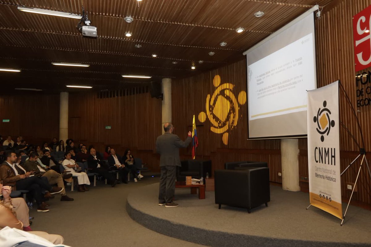 En el marco de la Rendición de Cuentas 2024–2025 del <a href="/CentroMemoriaH/">Centro Nacional de Memoria Histórica</a>, se llevó a cabo el conversatorio «La memoria, aliada de la paz: retos de la negociación con el Clan del Golfo», un espacio de reflexión sobre los desafíos actuales para la construcción de paz en Colombia.
El