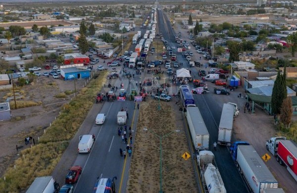 SomosJuarezNoti's tweet image. #Local #Principal | . – También el puente internacional de Zaragoza se encuentra bloqueado con tractores y tráileres.

Nota Completa: is.gd/f1Ygts