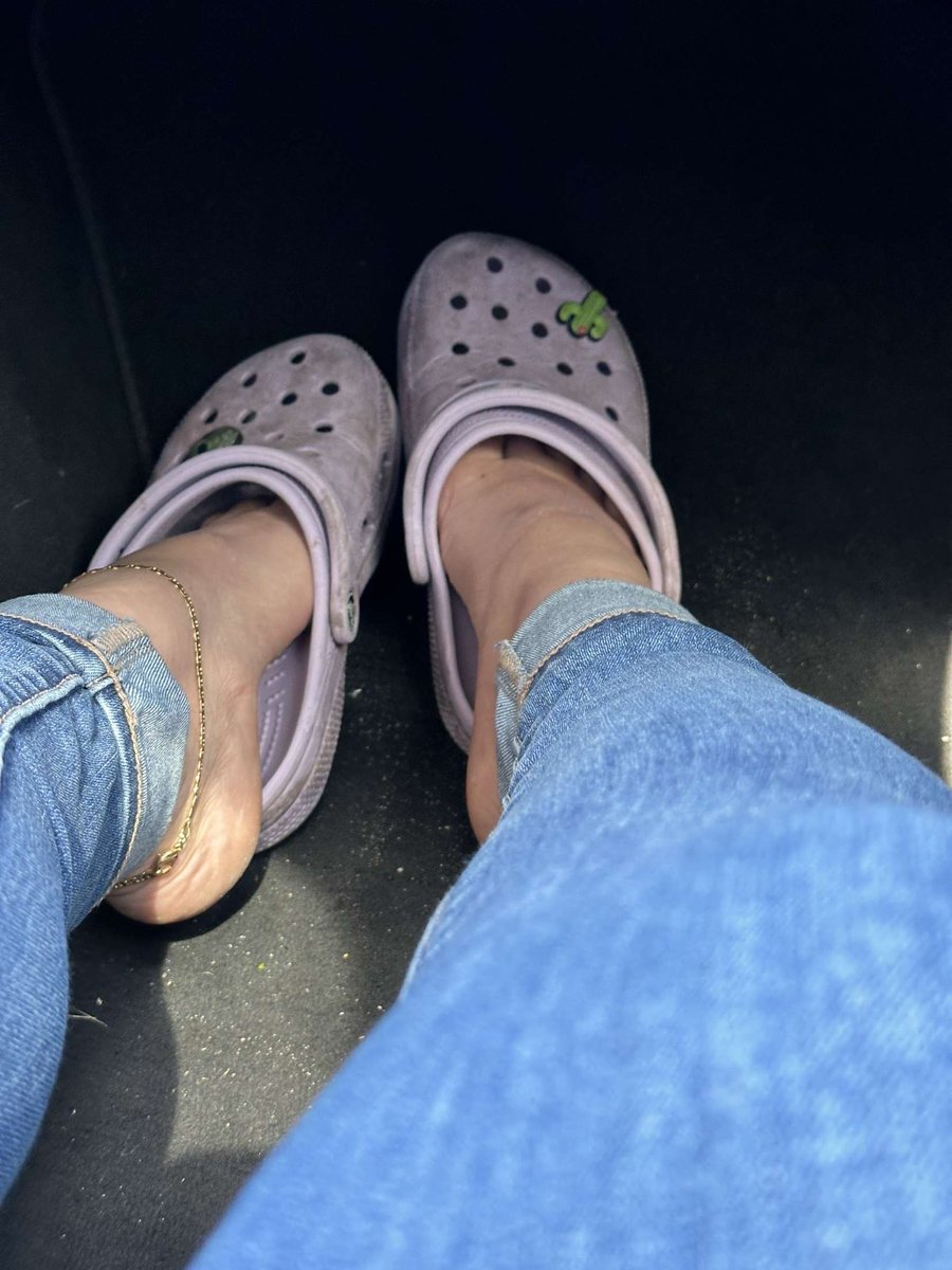 servingbella's tweet photo. I need someone to suck on my heel NOW https://t.co/dxbSGfnDkj