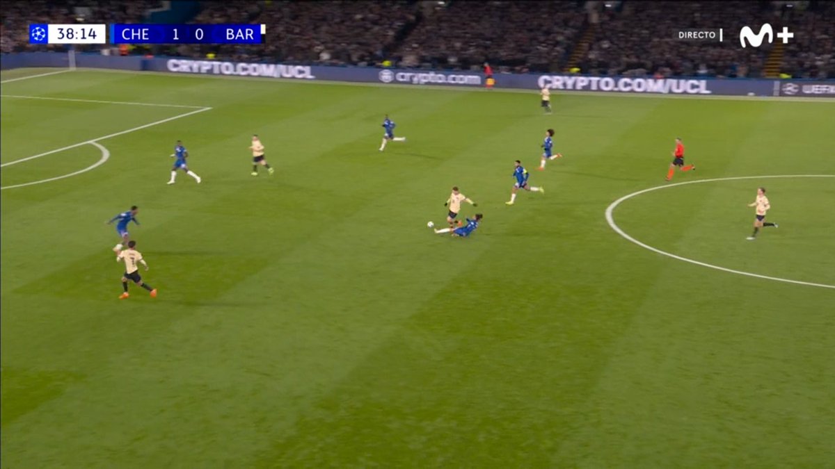 No puedes tener a tu mejor jugador pegado a la línea de cal en escenarios donde no dominas porque, básicamente, no le llega la pelota. De las pocas en superar presión con el pase de Frenkie a Fermín mirad a Lamine. Aislado. ¿Y si es Lamine quién recibe?