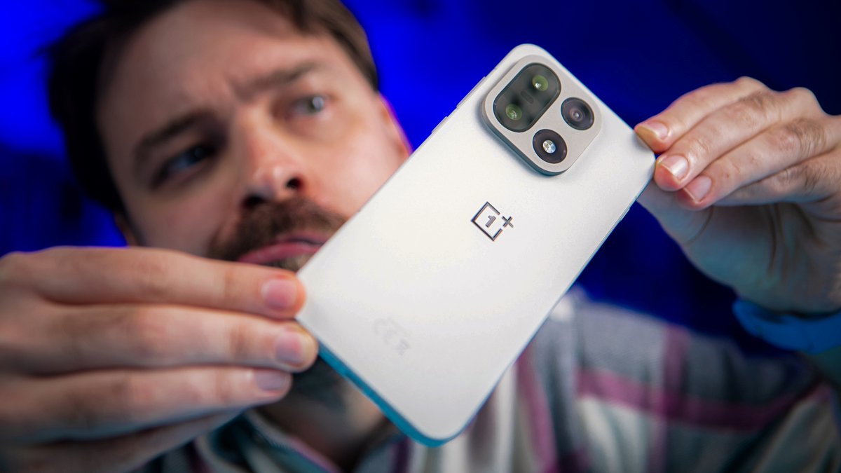 TecharenaCZ's tweet photo. OnePlus 15 je mnohem lepší telefon, než se vás snaží sociální sítě přesvědčit. Jen už není stejně zaměřené jako předchůdci. Najde ale nový směr za letošní cenu na našem trhu úspěch? 🤔 https://t.co/8p1TsUUvq1 https://t.co/qhncE1KoSu