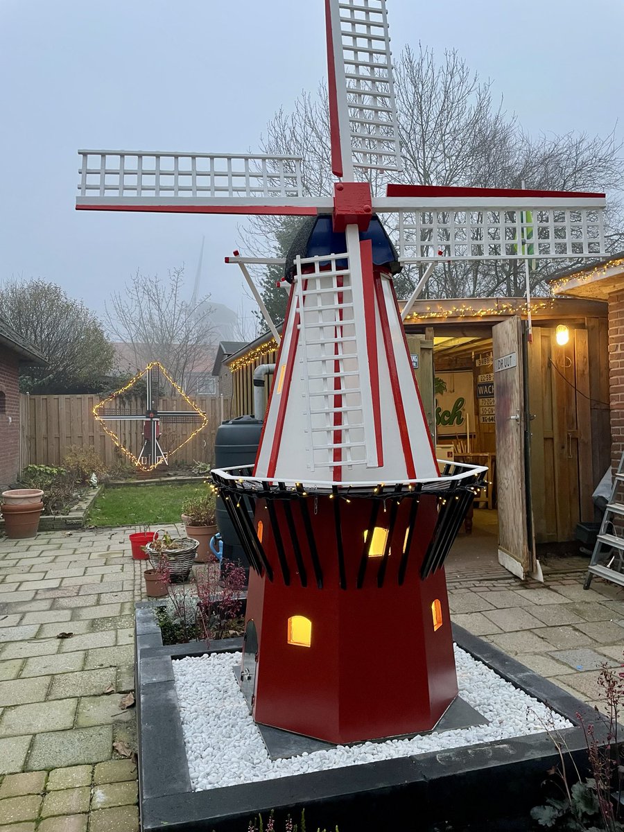 JaimyBuunk's tweet photo. Prijswinnende molen bij een radiostation, restaurant die erover schrijft. Helemaal nieuw. Komt @OmroepGLD ook nog? Jaar en twee weken verder. Lijkt me leuk als ze komen. https://t.co/HvmlprcCFw