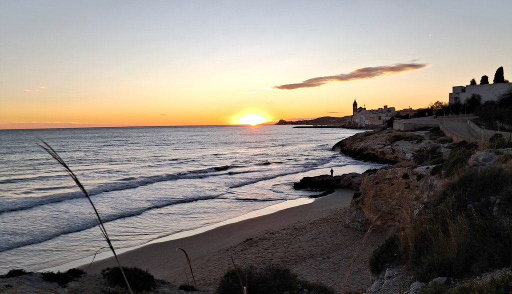 Vakapiupiuu's tweet photo. El sol es pon dins del mar #Balmins https://t.co/3bM0s0Uz8V