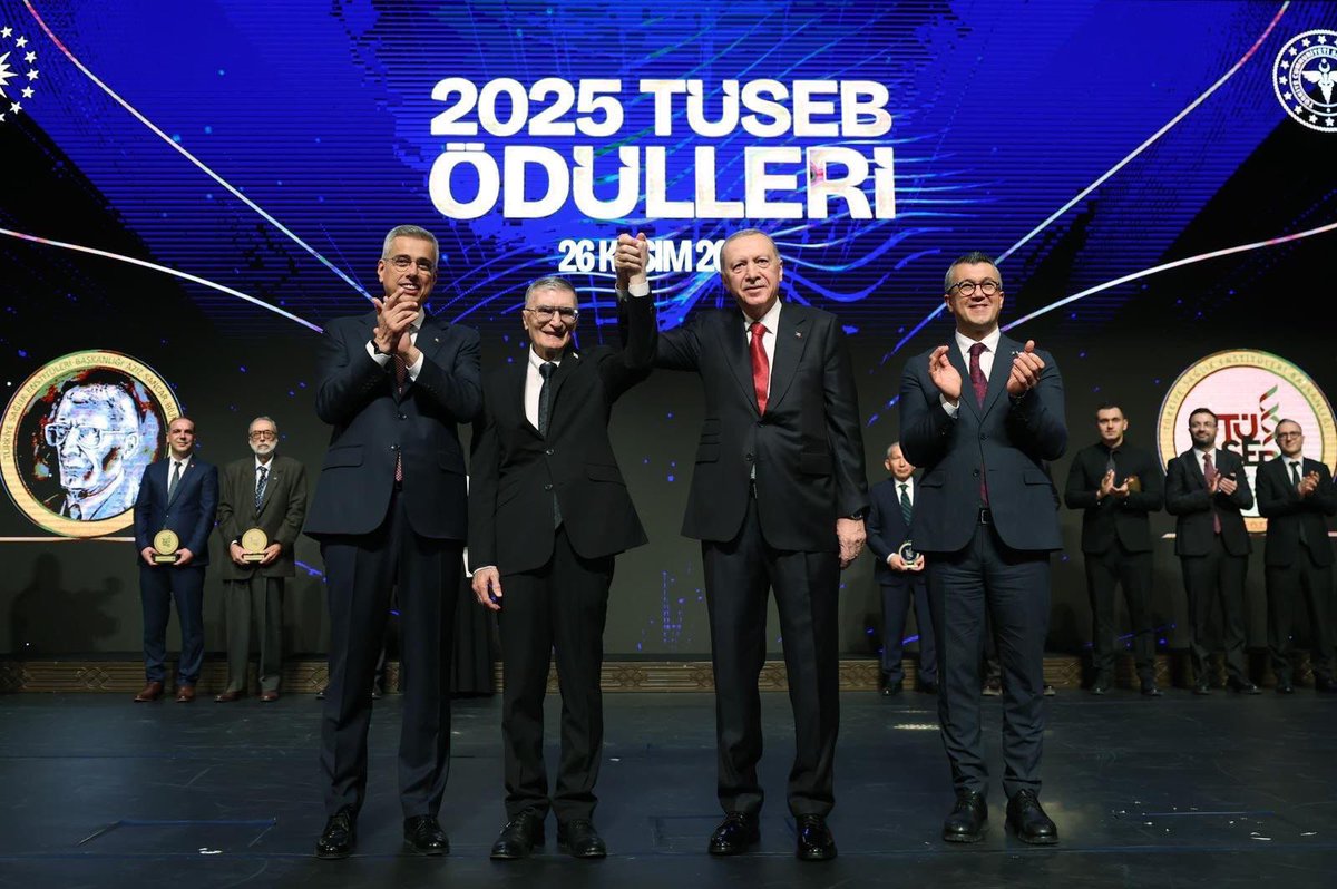📍2025 TÜSEB Ödülleri Töreni 

Cumhurbaşkanımız Sayın Recep Tayyip Erdoğan'ın liderliğinde şekillenen Türkiye Yüzyılı vizyonu, milletimizin kaderine yön veren tarihsel bir diriliş hamlesine dönüşmüştür. 

Bu yüksek vizyondan ilhamla şekillendirilen Sağlıklı Türkiye Yüzyılı ile