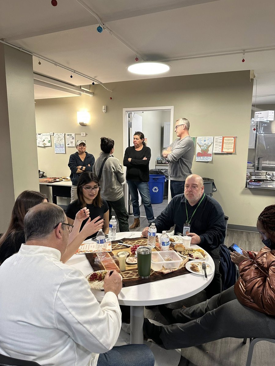 StreetWise_CHI's tweet photo. On November 19, Streetwise had its annual Thanksgiving’s for our vendors! https://t.co/7dQeziRcg7