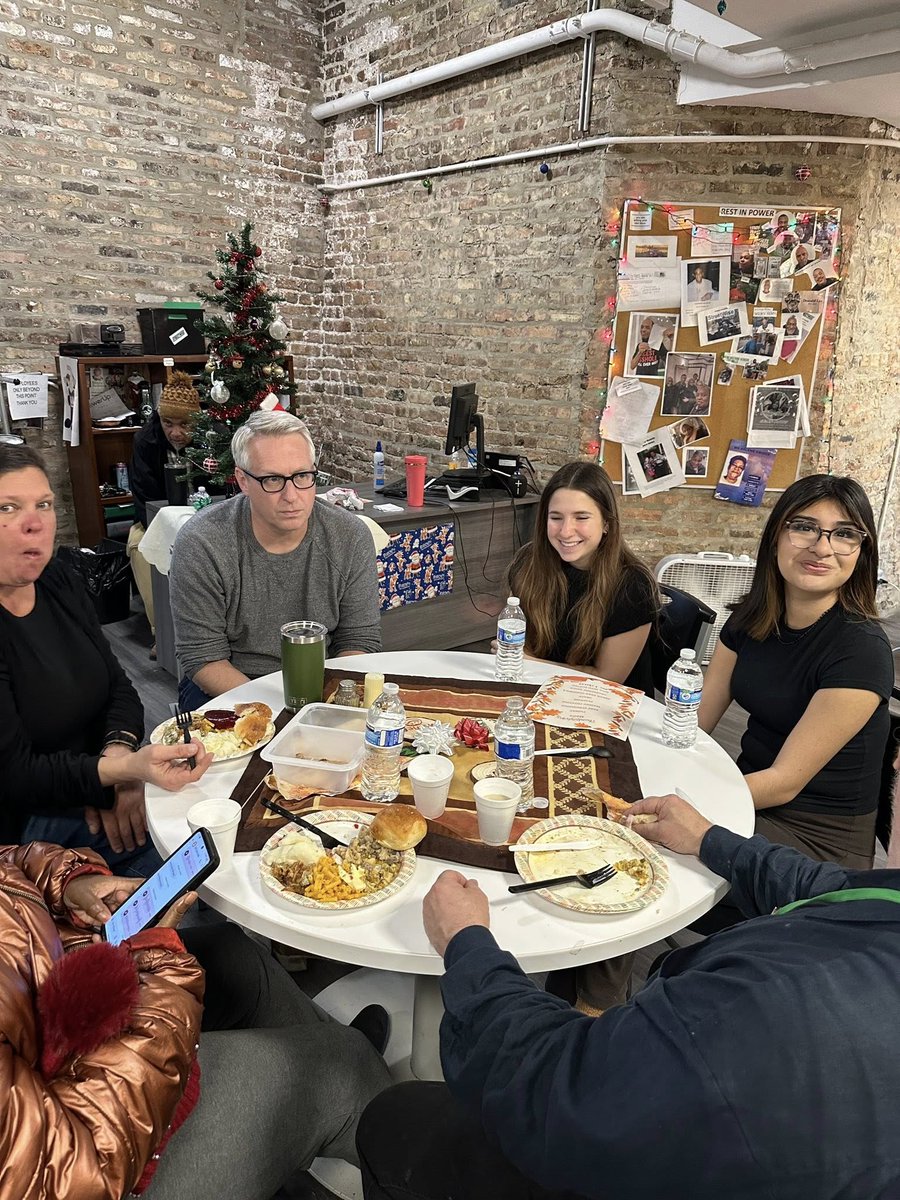 StreetWise_CHI's tweet photo. On November 19, Streetwise had its annual Thanksgiving’s for our vendors! https://t.co/7dQeziRcg7