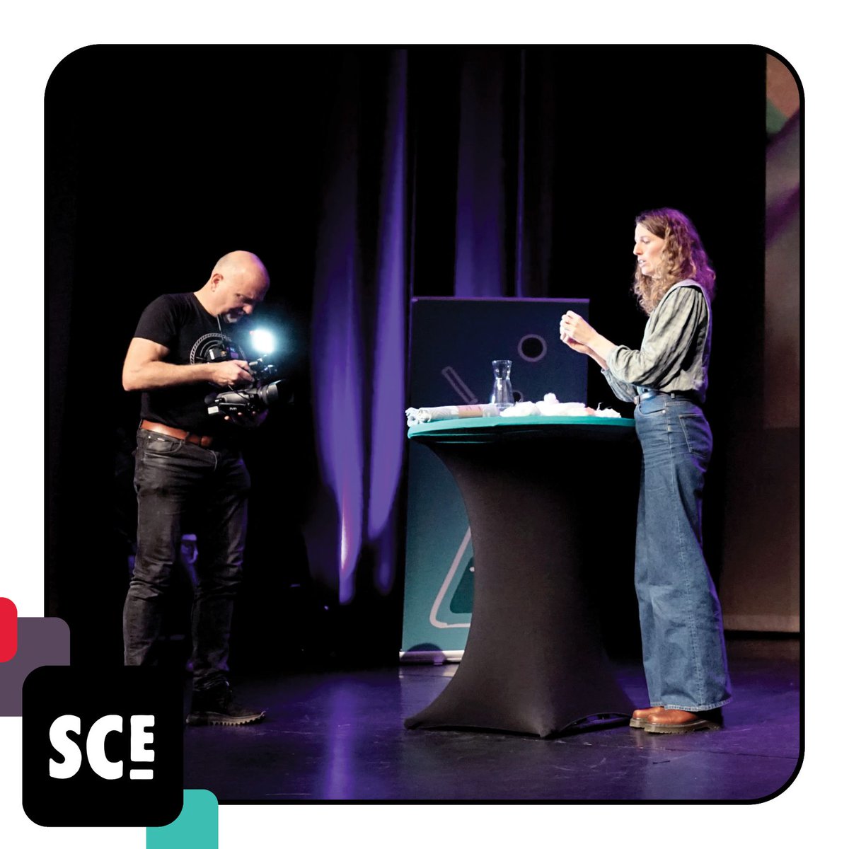 ScienceCafe053's tweet photo. 📷 | Enkele foto's van het Science Café van 13 november over Twentse Textiel van de Toekomst! Maud Kuppen van Hogeschool Saxion Annemieke Koster van Enschede Textielstad legden onder leiding van moderator Hiska Bakker alles uit over textiel en de toekomst van textiel in de regio. https://t.co/oyFBb30Foq