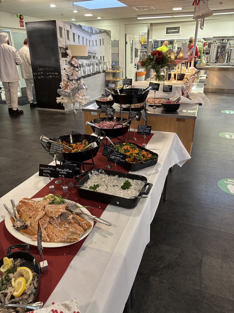 Jouluruuat korkattu! Joulu on meille kiireinen sesonki ja siksi joululounas katetaan ajoissa, jotta kaikki pääsevät joulupöytään. Tunnelman kruunasi lumisade ulkona ❄️ #HKFoods #ruokailoa