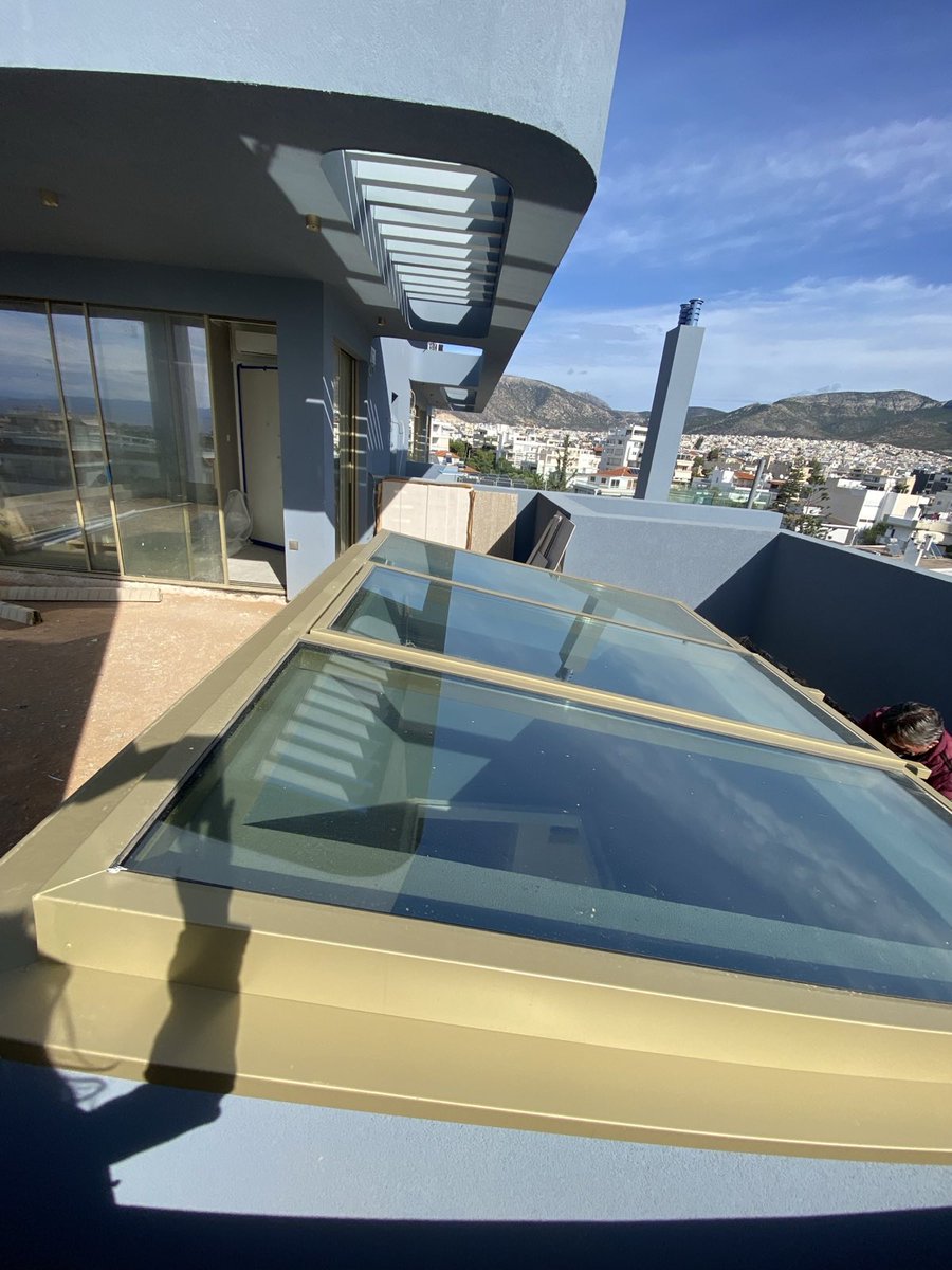 cospicon's tweet image. Κάλυψη αιθρίου με ενεργειακά κρύσταλλα σε κατοικία 6ου ορόφου στη Γλυφάδα.
Το αίθριο χωρίστηκε σε τρία τμήματα: δύο σταθερά στις άκρες και ένα ηλεκτρικά ανοιγόμενο στο κέντρο για  εξαερισμό του χώρου .
#Cospicon #Cospico #ΕνεργειακάΚρύσταλλα #ΚάλυψηΑιθρίου #ΑρχιτεκτονικέςΛύσεις