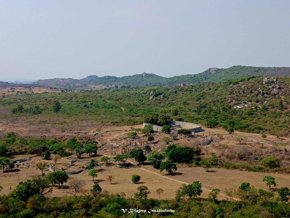Gran Zimbabue, un raro ejemplo de monumentalidad subsaharina. Una ciudad, una civilización antigua en el sur de África.
[Breves referencias en el BLOG].
viajeroinsatisfecho.com/2025/11/masvin…